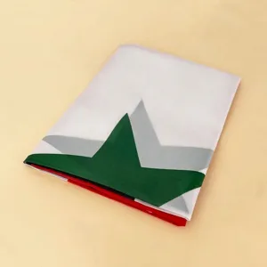Detail der gefalteten Syrien-Fahne 90x150cm aus Polyester mit hochwertigem Siebdruck.