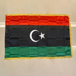 Detailansicht der 3x5ft Libyen-Flagge aus Satinstoff mit goldener Fransenverzierung.