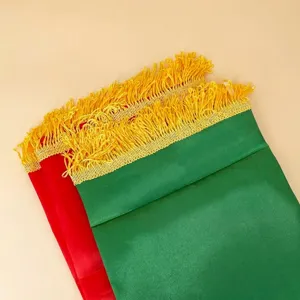 Detailansicht der hochwertigen Satinstruktur und Goldquasten einer Libyen-Flagge