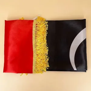 Detailansicht der libyschen Nationalflagge aus Satin mit eleganten goldenen Fransen.