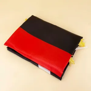 Detailansicht der gefalteten 3x5ft libyschen Flagge aus Satin mit goldenen Quasten
