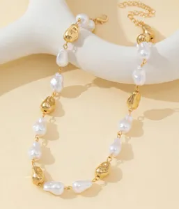 Dettaglio di collana con perle barocche e perline dorate dalla forma irregolare
