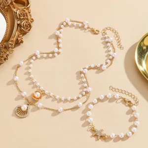 Vista dettagliata dell'elegante set di gioielli con collana e bracciale in oro stella marina.
