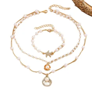 Elegante set di collana e bracciale di perle con ciondoli a stella marina e conchiglia