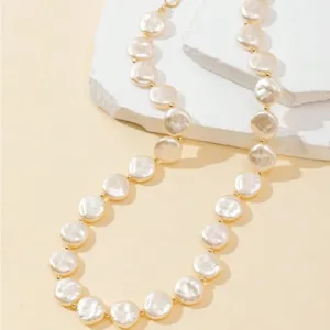 Elegante collana di perle barocche minimalista su lastre di pietra materica estetica