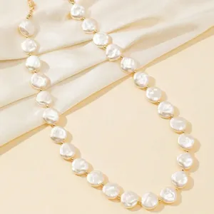 Elegante collana a strato singolo con perle barocche piatte e piccoli accenti dorati