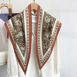 Detailansicht des Retro-Dreieckstuchs mit Blumenmuster, geometrischem Rand und Seidentextur.