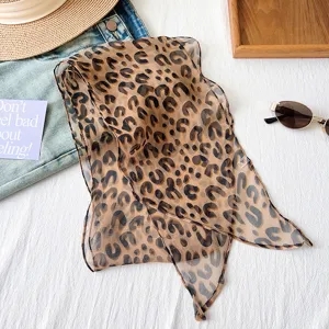 Exquisite Detailansicht eines langen Chiffonschals mit Vintage-Leopardenmuster