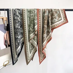 Vintage bedruckte Dreieckstücher mit Blumenmuster für vielseitiges Styling auf Ständer