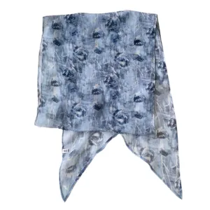 Eleganter blauer Chiffonschal mit Blumenmuster für die Sommerdekoration