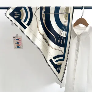 Détail du foulard en soie vintage à rayures bleu marine avec motif arc et flèche