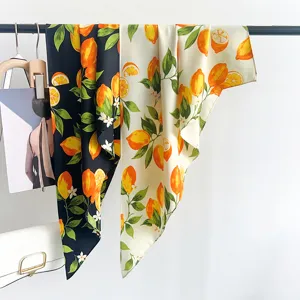 Detalle del refrescante estampado de limones en finos pañuelos de seda de verano triangulares