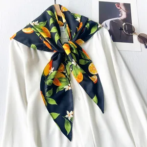 Pañuelo de seda elegante con estampado de limones sobre una blusa blanca de verano