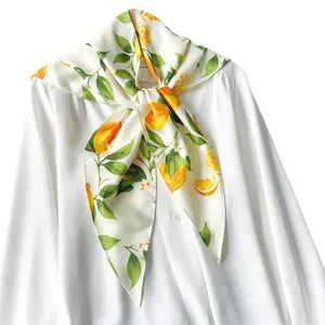 Pañuelo de seda triangular con estampado de limones frescos para estilo de verano y protección