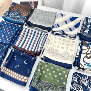 Foulard Triangle Imprimé Vintage pour Femmes Toucher Soie Satin Foulard de Cou Retro Bandeau Cheveux Accessoire Été Léger