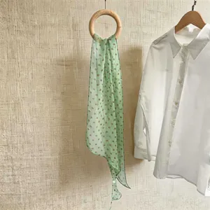 Hellgrüner Chiffonschal mit Blumenmuster, weiches langes Accessoire für Sommeroutfits