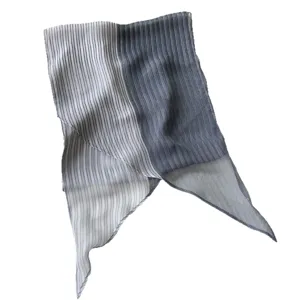 Eleganter grauer gestreifter Chiffonschal mit Faltenstruktur, leicht für den Sommer.