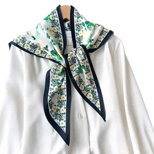 Elegante sciarpa in seta a fiori su camicia bianca per un look alla moda versatile e chic