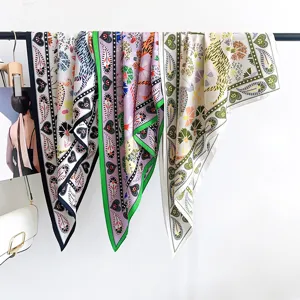 Detailansicht mehrerer Vintage-Seidentücher mit Paisleymuster und Tiger-Print-Motiv