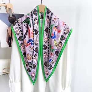 Vintager lila Seidenschal mit Cashew-Print und grünem Rand auf weißem Hemd.