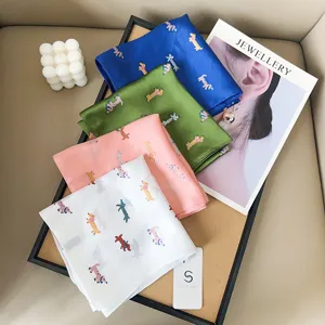 Elegantes Seidensatin-Quadrat-Schal-Set mit süßem Hunde-Cartoon-Muster für Damen