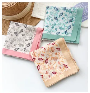 Drei gefaltete florale Baumwoll-Bandanas in Rosa, Grün und Beige für Sommer-Accessoires