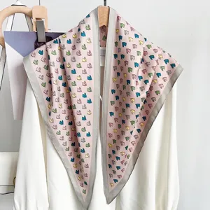 Primo piano del motivo a cavallo colorato su un foulard in seta rosa triangolare traspirante