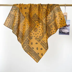 Detalle de bandana vintage de algodón amarillo con estampado paisley y textura