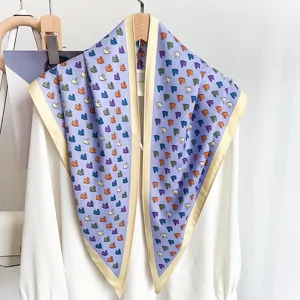 Sciarpa Triangolo da Donna Elegante in Raso Con Stampa Pony Colorata Sciarpa Sottile Traspirante Accessorio Moda per Decoro Quotidiano