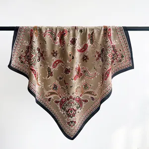 Dettaglio del motivo paisley vintage su un foulard quadrato in seta jacquard appeso a un'asta