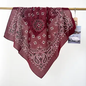 Pañuelo de algodón burdeos vintage con intrincados patrones de cachemira y flores de nogal