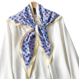 Elegante foulard in seta celeste con stampa cavallo abbinato a camicetta bianca