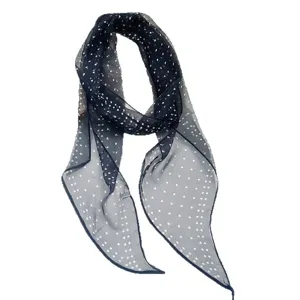Elegante pañuelo largo de gasa azul marino con un clásico estampado de lunares blancos