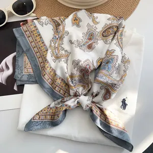 Elegante foulard di seta vintage con motivo paisley e jacquard annodato su un maglione