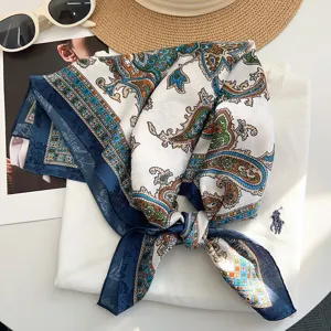 Elegante foulard quadrato in seta jacquard con motivo paisley per decorazione collo
