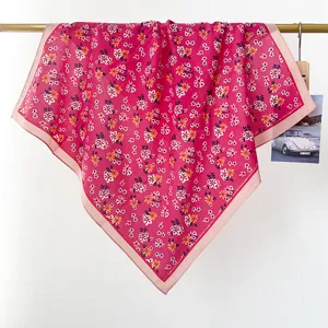 Dettaglio del foulard quadrato in cotone magenta con stampa floreale e bordo