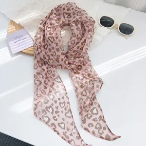 Detailansicht des Vintage-Leoparden-Skinny-Schals mit Herzmustern in Rosa-Optik