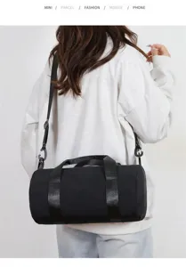 Vista posteriore di una borsa da palestra nera capiente con tracolla e manici sport