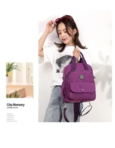Asiatisches Model trägt einen lila multifunktionalen Rucksack in einem modernen Stadt-Lifestyle.
