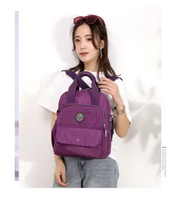 Lila multifunktionaler Damenrucksack mit USB-Ladeanschluss an Model in einem Fotostudio