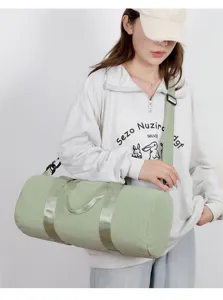 Borsa da palestra verde menta di grande capacità portata da una modella per sport