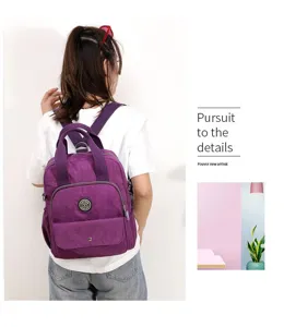 Rückansicht eines violetten multifunktionalen Nylon-Rucksacks mit USB-Ladeanschluss