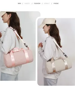 Modella che mostra borse da palestra rosa e beige capienti per sport e viaggi