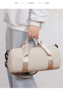 Borsa da palestra beige versatile con grande capacità e cinghie di seta per lo sport