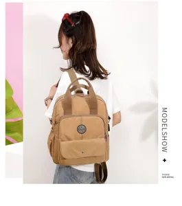 Lässiger brauner multifunktionaler Damenrucksack mit USB-Ladeanschluss am Modell