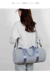 Vista posteriore di una borsa sportiva grigia impermeabile di grande capacità portata da donna