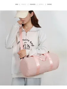 Primo piano di una borsa sportiva rosa portata da una modella per palestra o viaggio