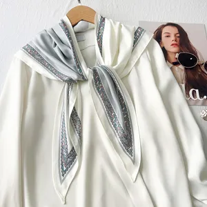 Foulard Triangle en Satin pour Femmes Bloc de Couleur Style Coréen Imprimé Géométrique Grand Élégant Foulard Accessoire Mode