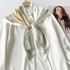 Élégant foulard en soie triangulaire tricolore de style coréen porté avec une chemise blanche