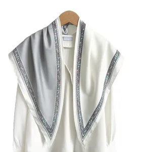 Élégant foulard triangle bicolore gris et blanc avec bordure à motifs vintage pour femme